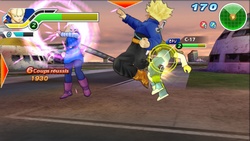 Trunks du futur affronte C-17 et C-18 dans un combat en 1 contre 2 dans le jeu vidéo Dragon Ball Z Tenkaichi Tag Team.